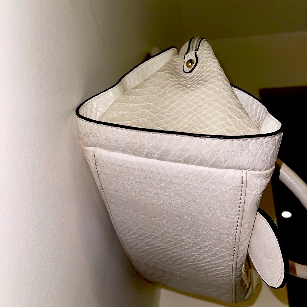 Versace 19V69 Luxurious White Satchel with Quilted Texture and Gold Accents - Picture 11 of 17
